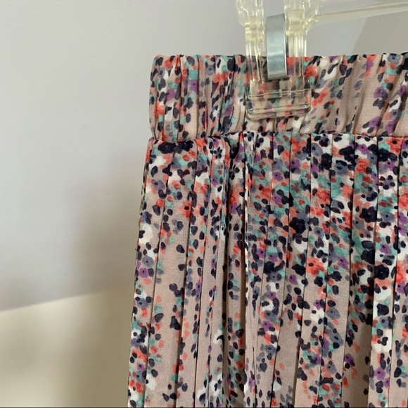 Pleated Floral Chiffon Mini Skirt - Picture 2 of 3